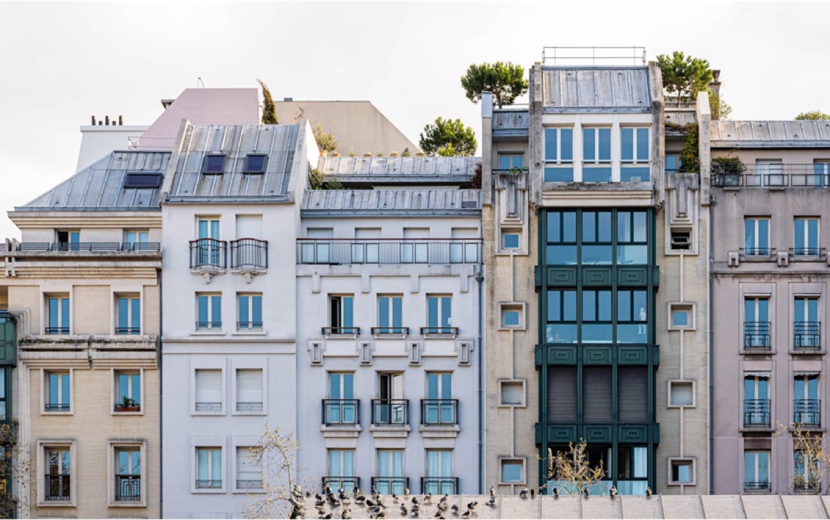 Airbnb ou LivedIn : que choisir pour une location au mois à Paris ?